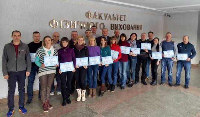 Учасники семінару із сертифікатами